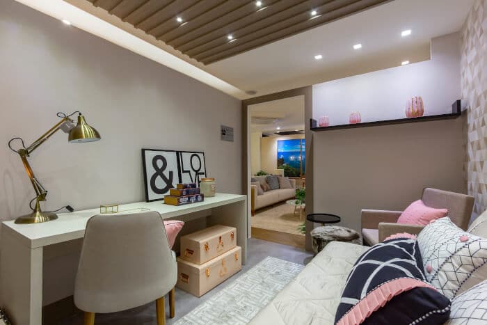 Show Room 9 - Quarto solteiro, mesa de estudos moderna, luminária e objetos de decoraçaõ, além de quadros, estante e cadeiras